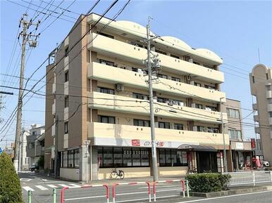 １階は学習塾、バス停が目の前にあります。