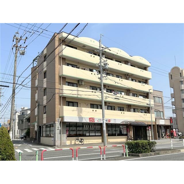 １階は学習塾、バス停が目の前にあります。