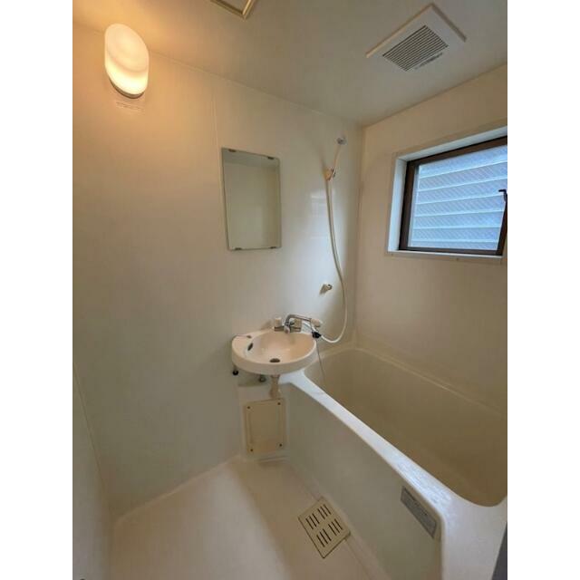 窓のある明るい浴室！