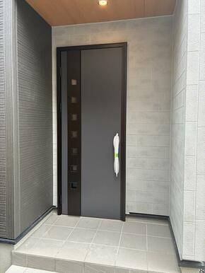 家族やゲストの笑顔が浮かんできそうな玄関（4号棟）