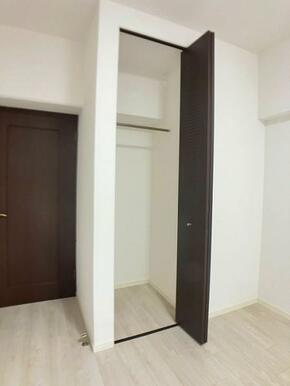 「洋室」約6.5帖の洋室の収納です