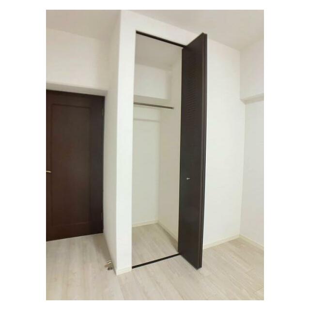 「洋室」約6.5帖の洋室の収納です