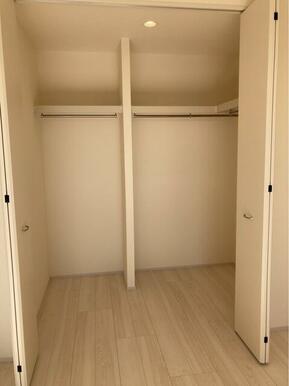 大切な洋服にはきちんと収納場所を用意したい（2号棟）