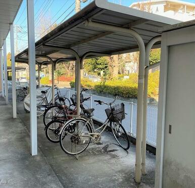 屋根付き駐輪場完備