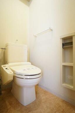 ■トイレ■人気の必須アイテム、温水洗浄暖房便座♪冬場の便座もポカポカです♪上部には収納棚付き♪