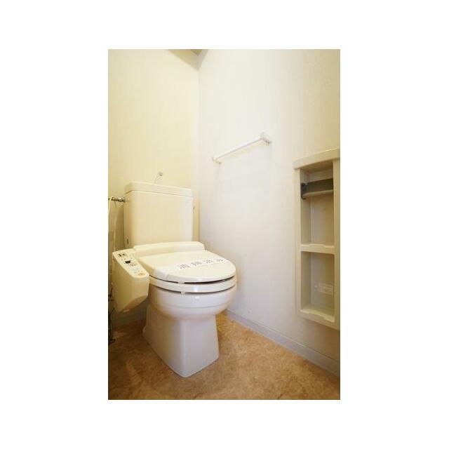 ■トイレ■人気の必須アイテム、温水洗浄暖房便座♪冬場の便座もポカポカです♪上部には収納棚付き♪