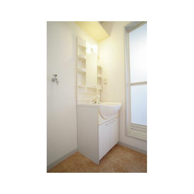 ■洗面脱衣所■忙しい朝の洗髪に大助かりの洗髪洗面化粧台と棚を配した洗面脱衣所♪