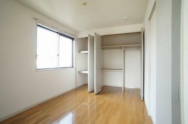 ■北洋室■　５．９帖の北側洋室！２本のハンガーパイプと机棚を配したクローゼットは天井の高さを活かし…