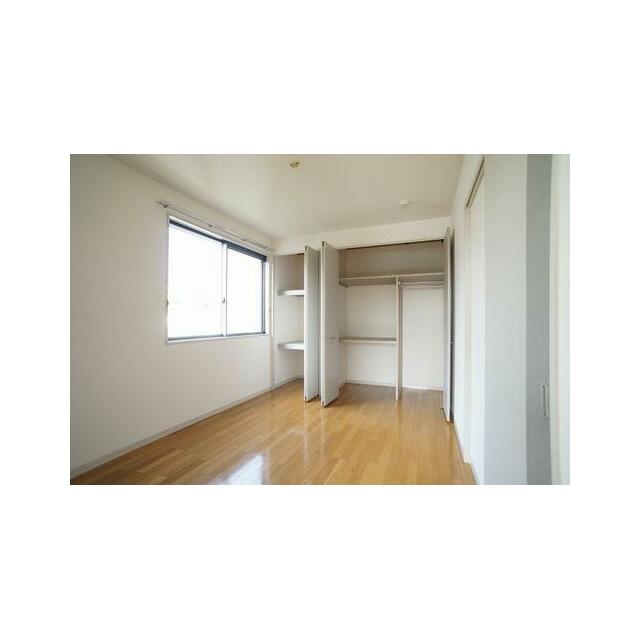 ■北洋室■　５．９帖の北側洋室！２本のハンガーパイプと机棚を配したクローゼットは天井の高さを活かし…