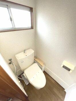 嬉しい温水洗浄機能付きのトイレです！