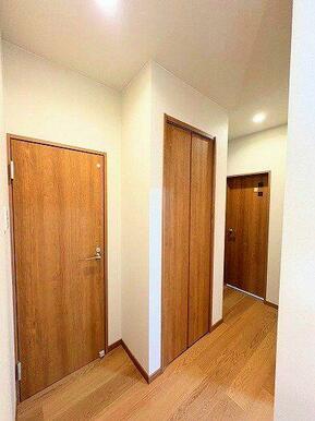 「１階廊下」右からトイレ扉、収納、脱衣所扉です。