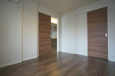 【Ｒｏｏｍ(1)】６．６帖の洋室です。こちらのお部屋にもエアコンがございます。