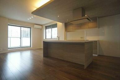 【Ｌｉｖｉｎｇ】角部屋ならではの２面の窓から明るい光が差し込むお部屋です。