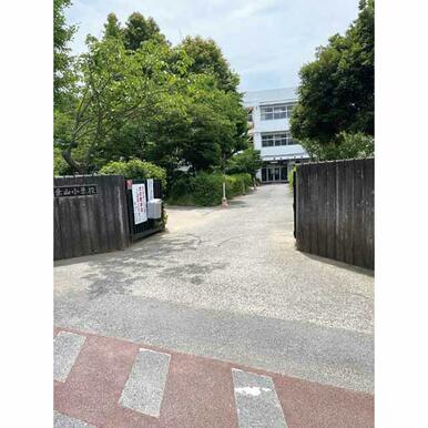 葉山小学校370ｍ