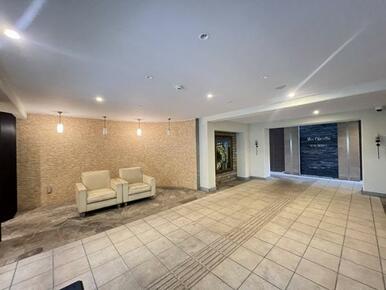 「共用部」エントランス　別の角度からのお写真です。