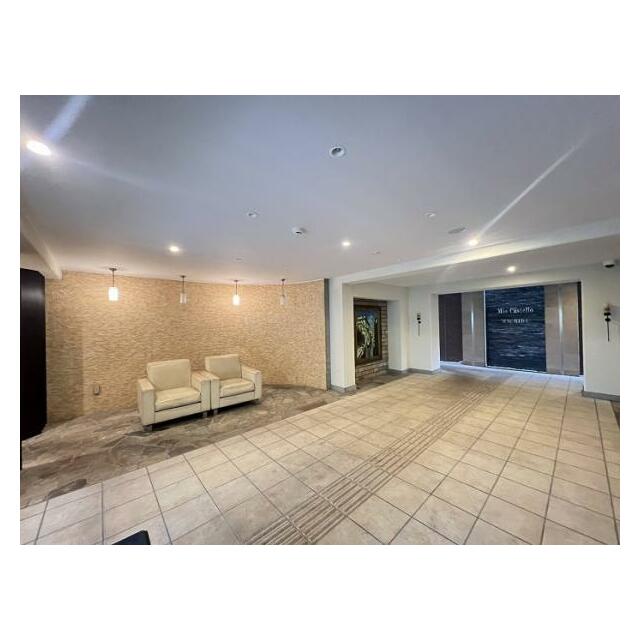 「共用部」エントランス　別の角度からのお写真です。