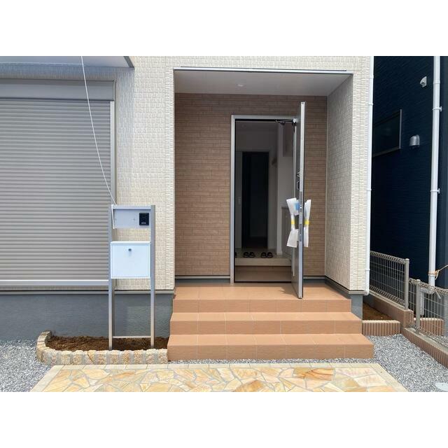 訪問者に物件の印象を決定づけるエントランス（2号棟）