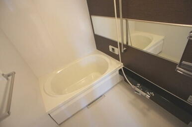 ■　浴室　■　　おしゃれなアクセントパネルに追焚機能付で快適なバスタイムを。