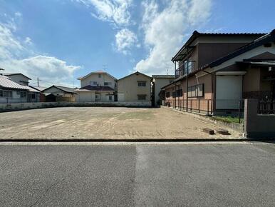 現地写真。道路より向かって右側（西側）の区画となります。