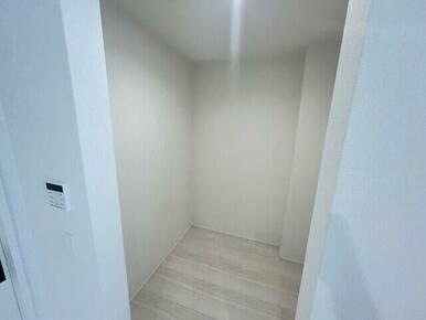 １号棟　キッチン横パントリー