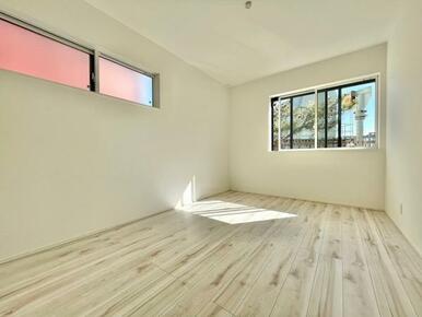 木の温もりがやさしいフローリングで窓からのやさしい光が心地よいプライベートルーム