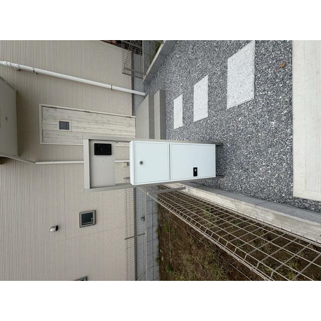 【３号棟】便利な宅配BOX。留守でも荷物をしっかり受け取れるから、再配達の心配なし。