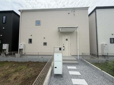 【３号棟】白を基調とした四角いフォルムが、街並みに映えるスタイリッシュな住まい。