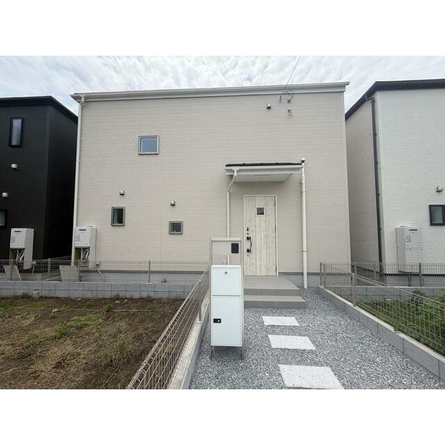 【３号棟】白を基調とした四角いフォルムが、街並みに映えるスタイリッシュな住まい。
