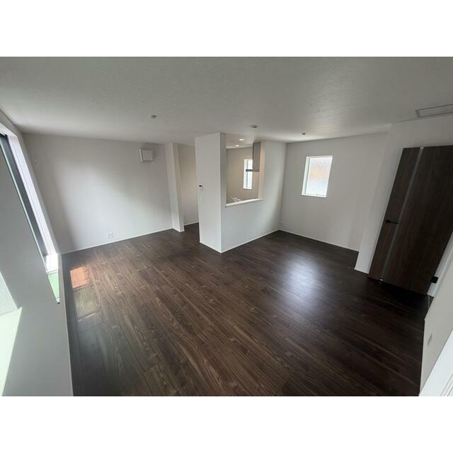【５号棟】15.5帖のリビングダイニング。バルコニーから光が差し込む解放感たっぷりのリビングです。