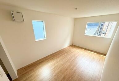 【３号棟】8.0帖の主寝室。大容量のウォークインクローゼット付きでお部屋がいつもすっきり。