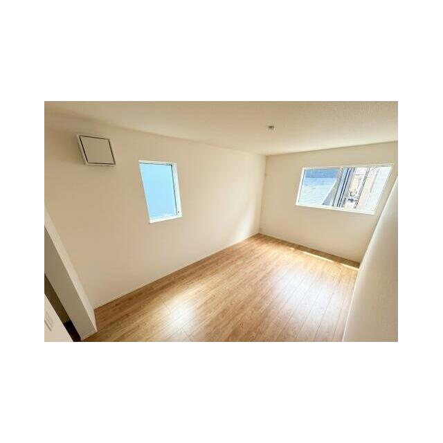 【３号棟】8.0帖の主寝室。大容量のウォークインクローゼット付きでお部屋がいつもすっきり。