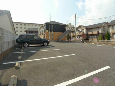 敷地内駐車場、別途契約月額４，４００円（税込）でご利用可能です♪