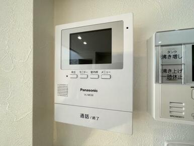 訪問者がひと目でわかるモニター付きインターホン完備！