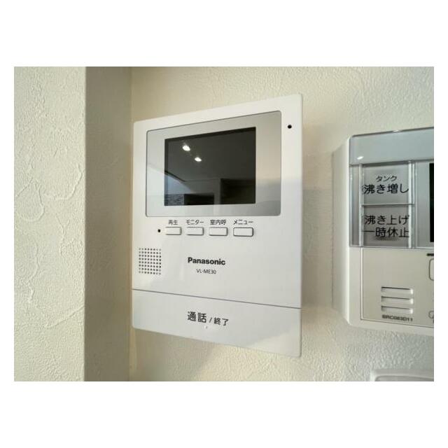 訪問者がひと目でわかるモニター付きインターホン完備！