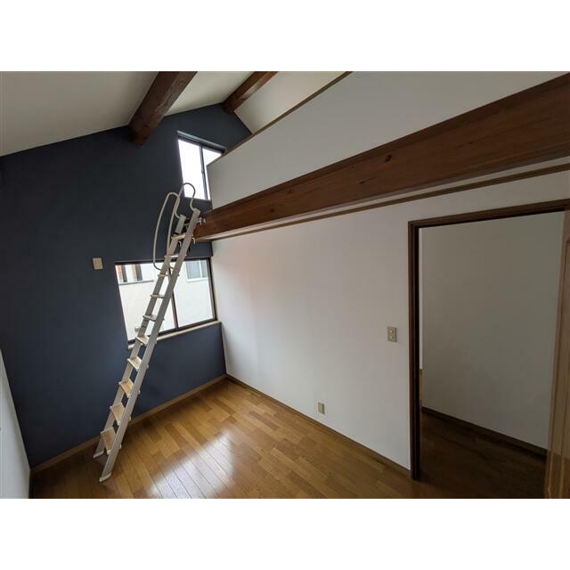 勾配天井により圧迫感がなく、広く感じられる室内空間です。はしごで上がるロフト付きで、限られたスペース