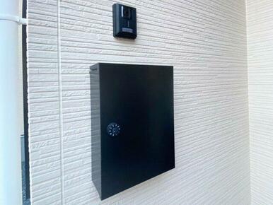 室内から来訪者を確認できるモニターインターフォン付き