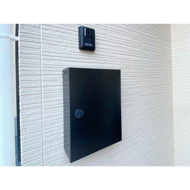 室内から来訪者を確認できるモニターインターフォン付き