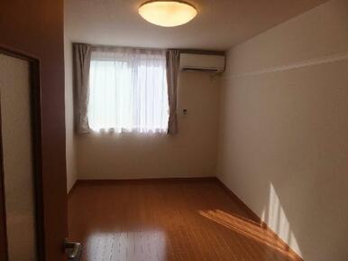 カーテン、エアコンあります