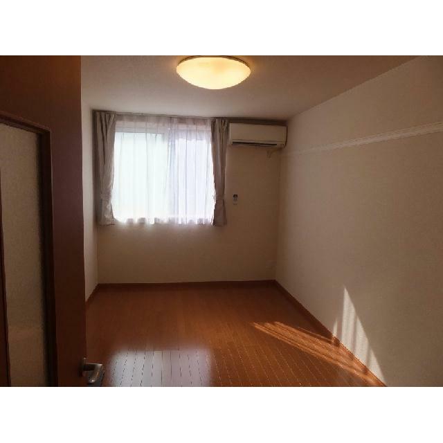 カーテン、エアコンあります