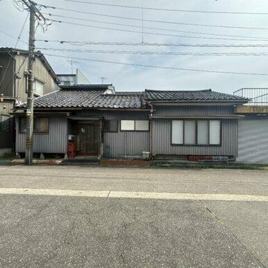 現在、建物が建っていますが解体更地渡しとなります