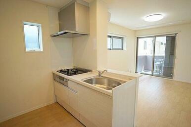 【キッチン】対面キッチンです。ガスコンロ３口＋グリル付きです。