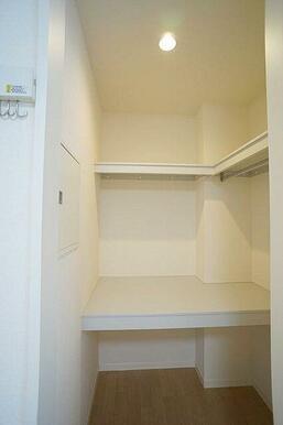 【収納】ウォークインクローゼット。衣類はもちろん、アウトドア用品なども収納できます。