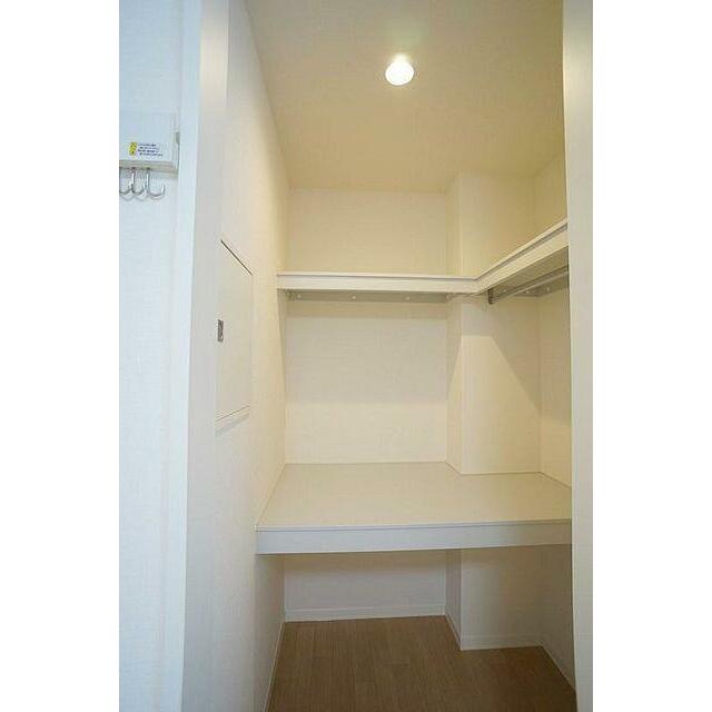 【収納】ウォークインクローゼット。衣類はもちろん、アウトドア用品なども収納できます。