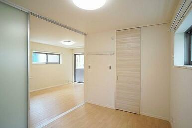 【洋室】リビングとつながる洋室５．４帖の洋室です。間仕切はスライディングスクリーンとなっております。