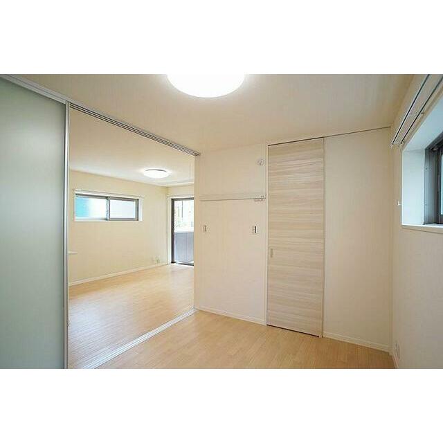 【洋室】リビングとつながる洋室５．４帖の洋室です。間仕切はスライディングスクリーンとなっております。