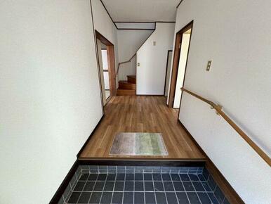 手すりが続く安心の玄関です