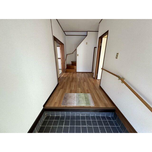 手すりが続く安心の玄関です