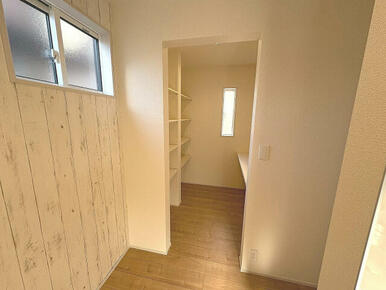 便利なキッチン脇パントリー