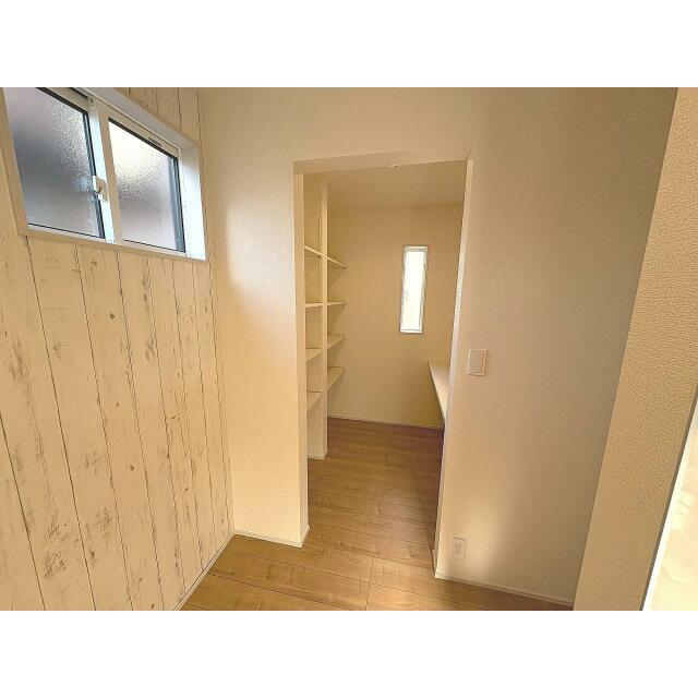 便利なキッチン脇パントリー