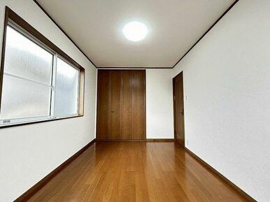 「洋室」２階北側約６帖洋室の様子です